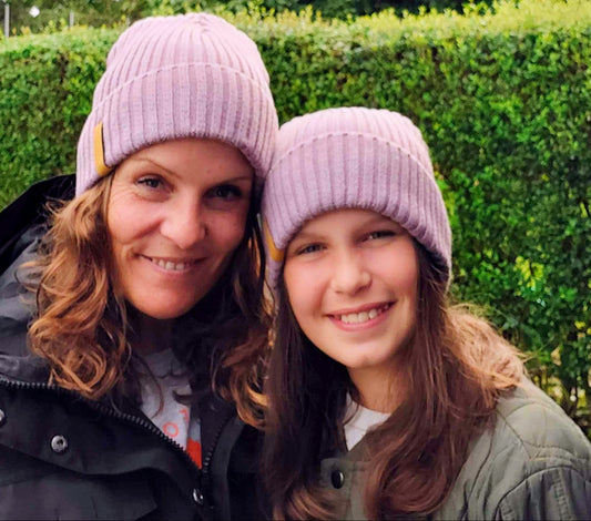 1. Støvet Lilla navnehue, First Edition 2.0, strikket med refleks