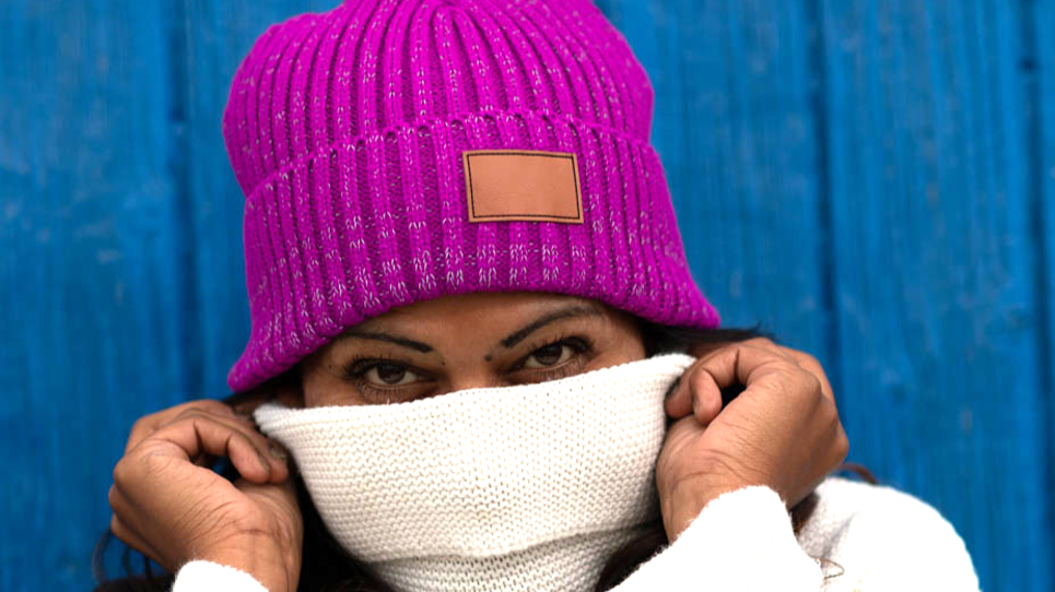 1. Fuxia navnehue, First Edition, strikket med refleks